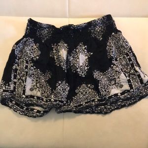 3 for 10 🌱 Black and white shorts